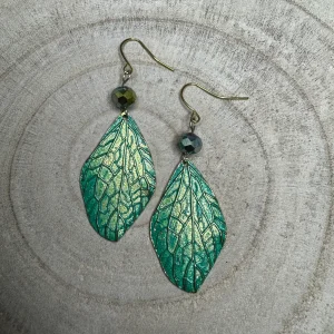 Brincos Rústicos Folha Verde e Dourado com Missanga