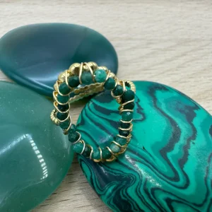 Anel Fino Dourado Oval Missangas Verdes