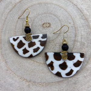 Brincos Quenia, Leque de Vaca com Miçanga Preta