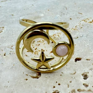 Anel Redondo com Lua, Estrela e Pedra Rosa Aço Dourado