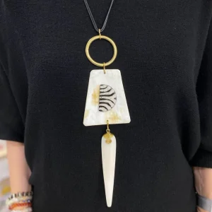 Colar Quenia, Padrão Zebra, Circulo Latão, Chapa Triangular
