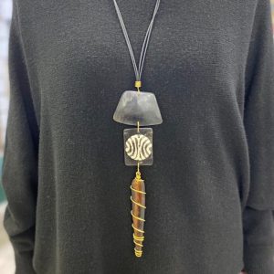 Colar Quenia, Chapa Zebra, Espiral de Latão