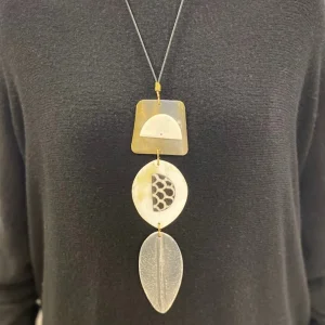 Colar Quenia, com Chapas de Osso e Padrão Preto e Branco (Reversível)