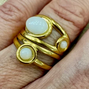 Anel Dourado 3 Pedras Tamanhos Diferentes Branco