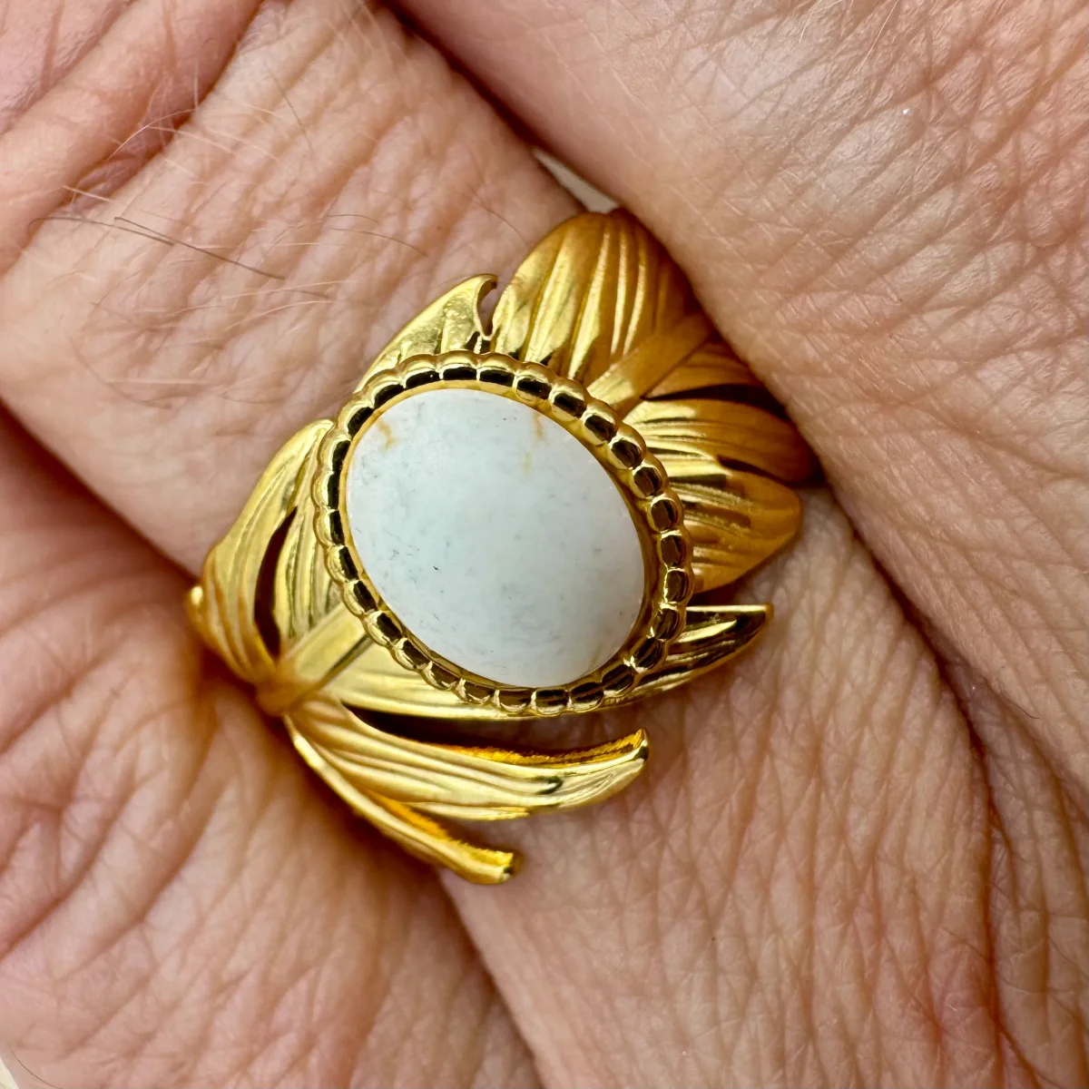 Anel Folha Pedra Oval Branco Dourado - Image 2