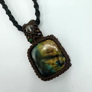 Fio Macramê Trbalhado Quadrado Labradorite com Pedra Cristal