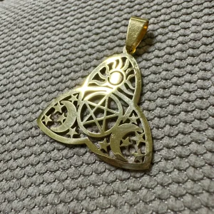Nó de Bruxa Dourado com Pentagrama, Sol e Lua