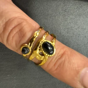 Anel 3 Fiadas Pedra Redonda e Oval Preto Dourado