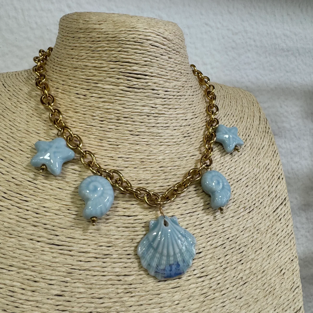 Fio Grosso com Pingentes Marinhos Louça Azul - Dourado - Image 2