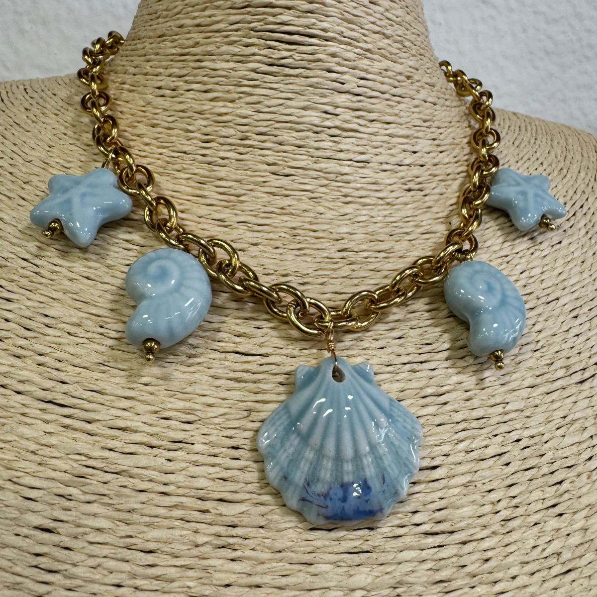 Fio Grosso com Pingentes Marinhos Louça Azul - Dourado - Image 3